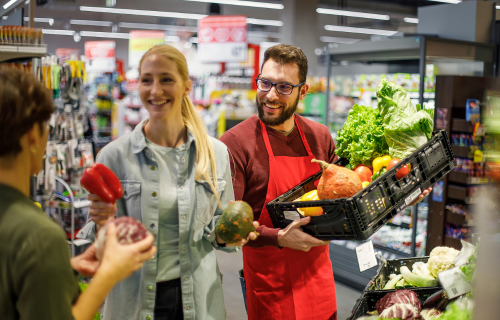 Cliente recibiendo asesoramiento sobre frutas frescas en La Cantera de la Fruta